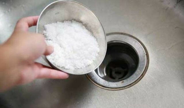 Thông cống bồn rửa chén bằng baking soda