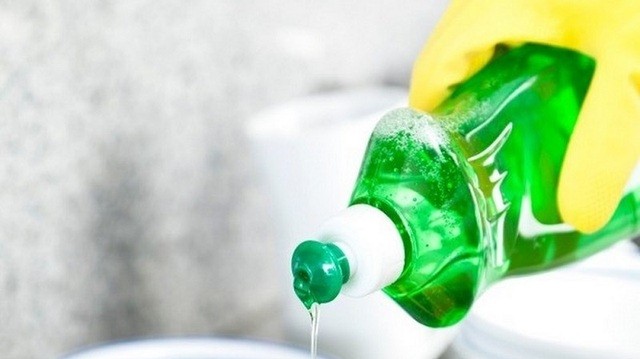 Thông tắc cống với dầu rửa bát và nước sôi