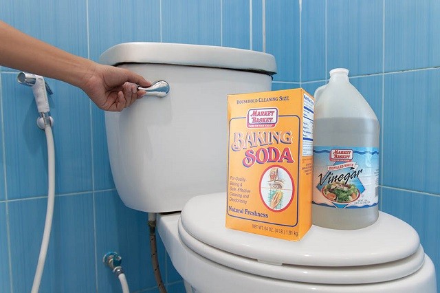 sử dụng baking soda và giấm để thông tắc cống