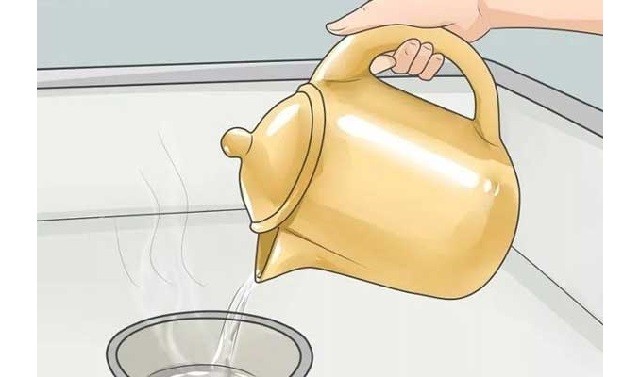 sử dụng nước sôi để thông tắc cống