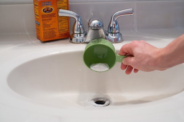 Thông cống bằng baking soda